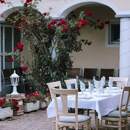 فندق مبيت وإفطار Bakony Panzio 3*